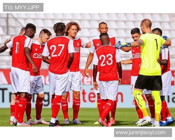 亚眠队与红星93队的精彩对决揭示了足球战术与团队合作的重要性 亚眠队与红星93队的精彩对决揭示了足球战术与团队合作的重要性