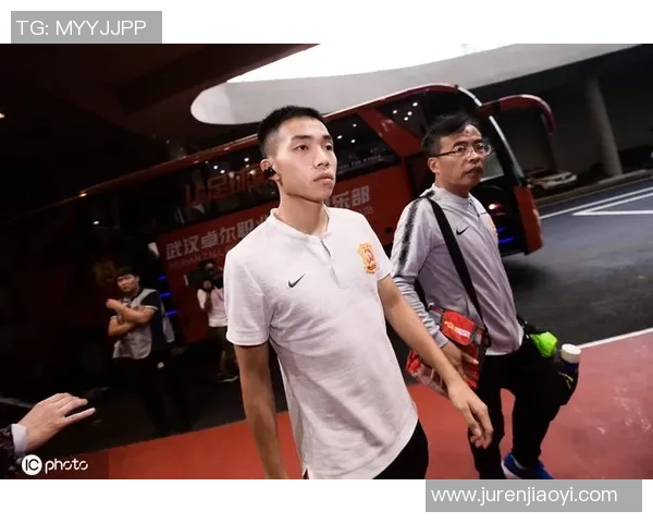 巴里与巴勒莫激战正酣谁能在意甲赛场上笑到最后